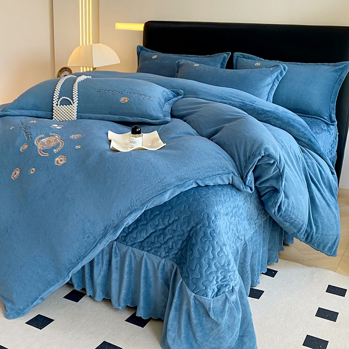 91家纺网 家纺一手货源 找家纺 陌乘坊家纺 2024新款牛奶绒床盖款四件套-香奈 香奈-宾利蓝