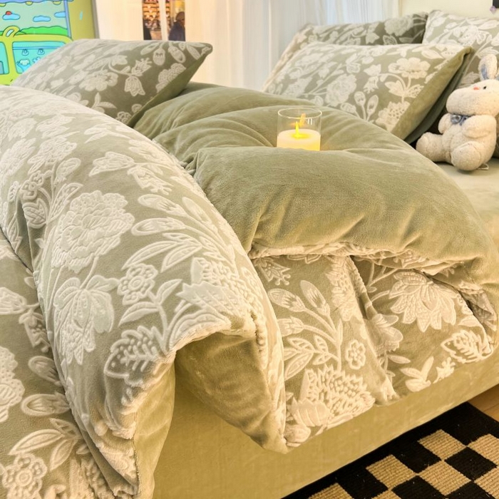 91家纺网 家纺一手货源 找家纺 2024新款原创白色小清新场景雕花牛奶绒单被套四件套 冬日恋歌