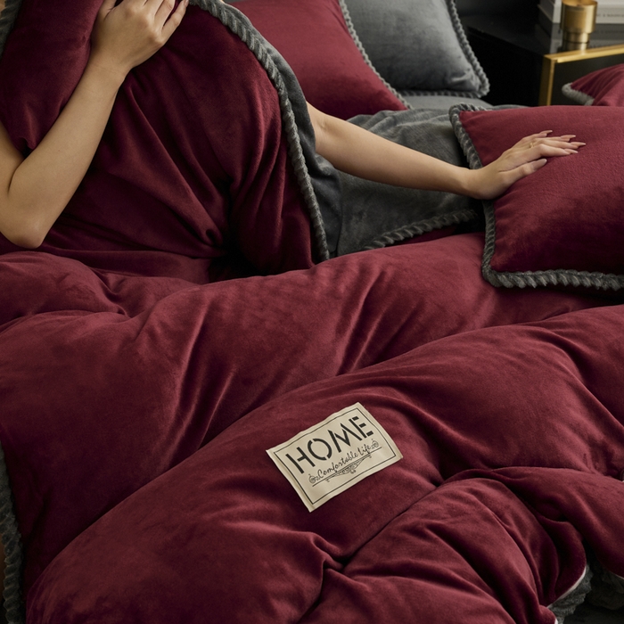 91家纺网 家纺一手货源 找家纺 闲鱼家纺 2025新款高克重牛奶绒四件套水晶绒金貂法莱绒臻绒欧式包边系列（新拍图）-单被套 酒红