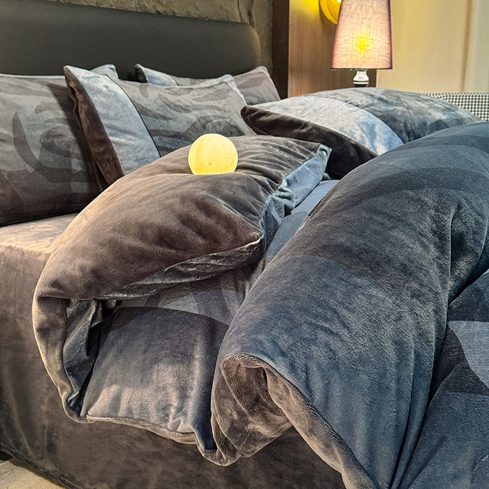 91家纺网 家纺一手货源 找家纺 新方向 2025A类丽丝绒+全消光牛奶绒四件套-奥弗恩-深灰
