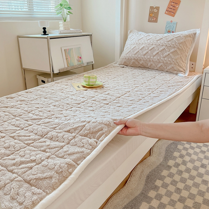 91家纺网 家纺一手货源 找家纺 贝拉梦家纺 2024新款塔肤绒牛奶绒纯色学生宿舍夹棉软床垫子护床垫 奶丝米