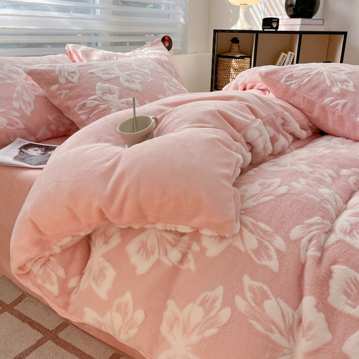 91家纺网 家纺一手货源 找家纺 （总）金爱家 2024新款全消光牛奶绒A类纯色獭兔毛绒立体雕花牛奶绒四件套