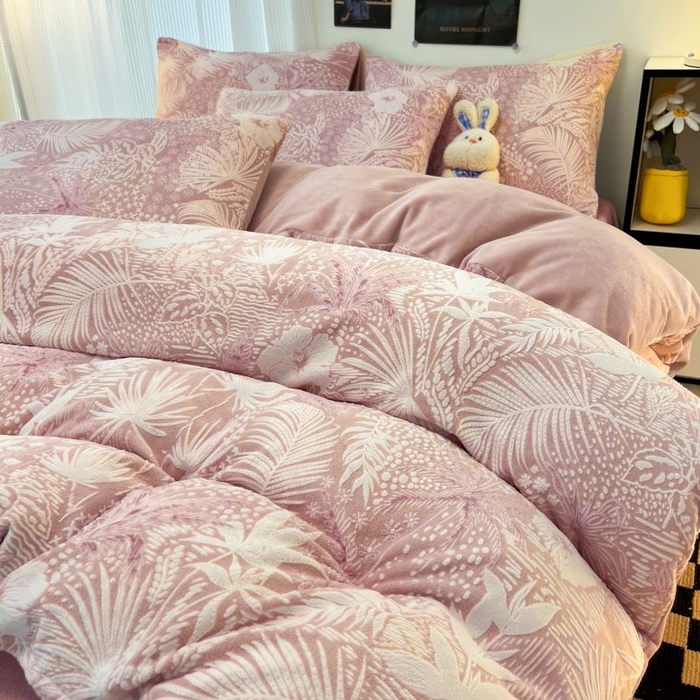 91家纺网 家纺一手货源 找家纺 2024新款原创白色小清新场景雕花牛奶绒单被套四件套 叶语-粉