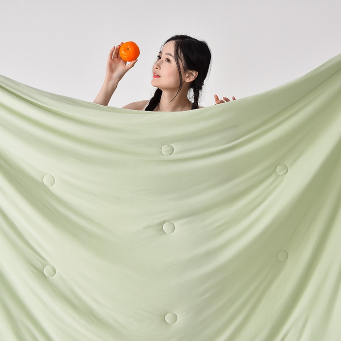 91家纺网 家纺一手货源 找家纺 2024新款凉感丝100%锦纶170克凉感丝冰淇淋A类抗菌夏凉被空调被 牛油果绿