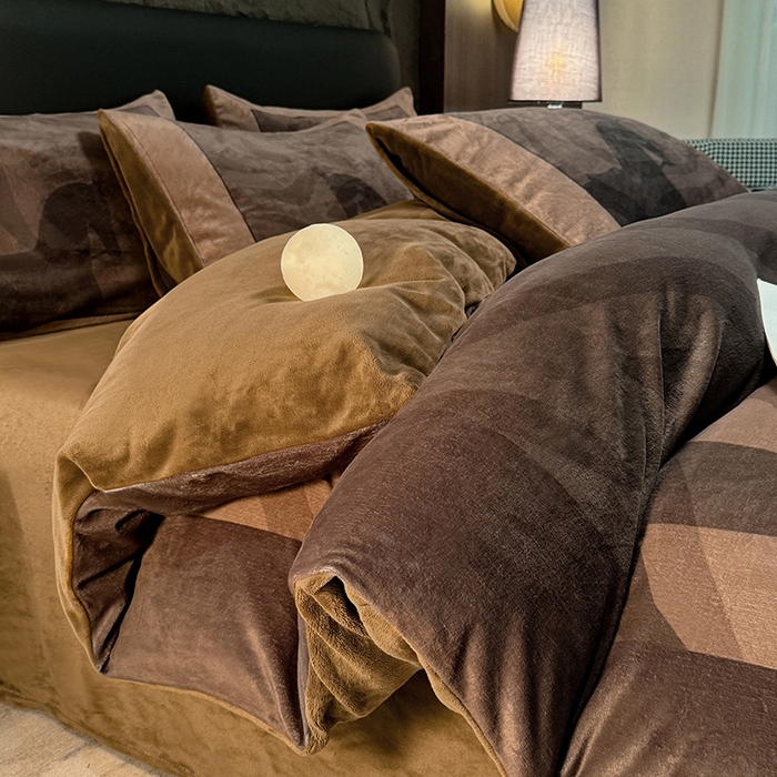 91家纺网 家纺一手货源 找家纺 新方向 2025A类丽丝绒+全消光牛奶绒四件套-奥弗恩-咖啡