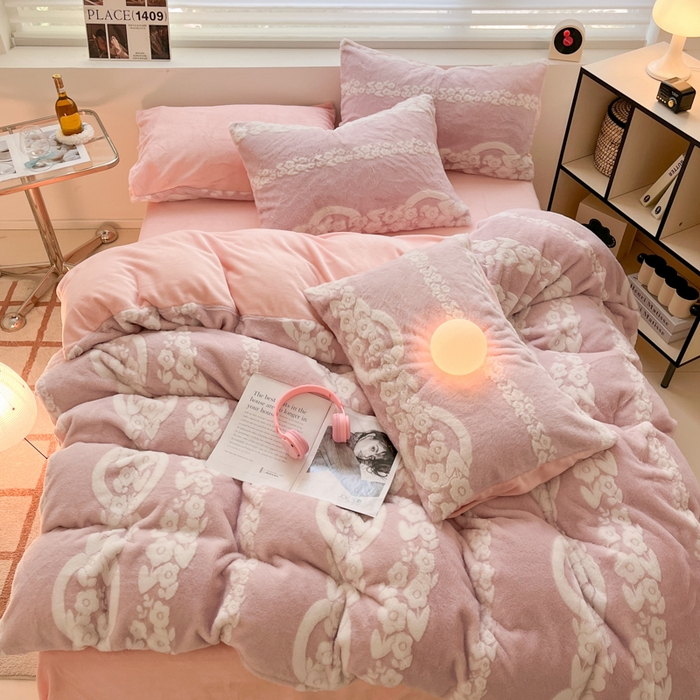 91家纺网 家纺一手货源 找家纺 金爱家 2024新款全消光牛奶绒A类纯色獭兔毛绒立体雕花牛奶绒四件套 兔毛花语粉