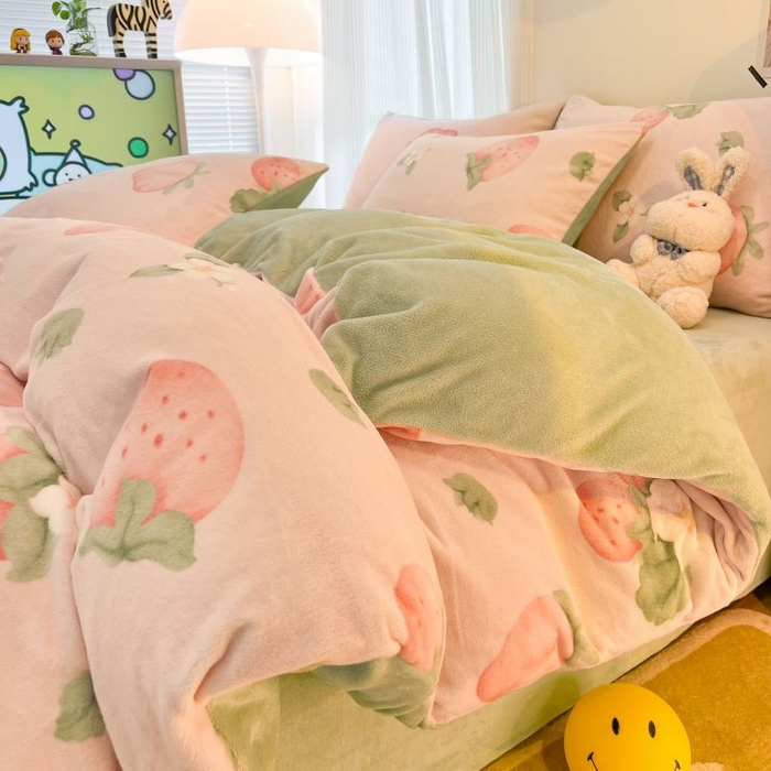 91家纺网 家纺一手货源 找家纺 2024新款原创小清新牛奶绒印花四件套 恋爱草莓