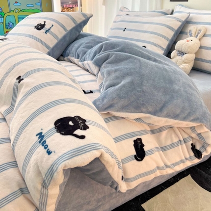 91家纺网 家纺一手货源 找家纺 2024新款原创小清新牛奶绒印花四件套 蓝条猫