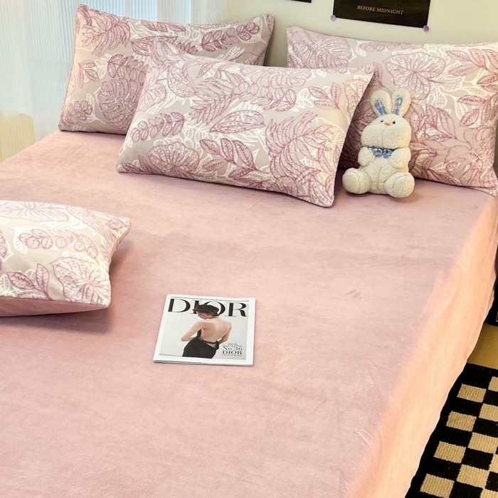 91家纺网 家纺一手货源 找家纺 2024新款原创白色小清新场景雕花牛奶绒单被套四件套 仙贝-粉