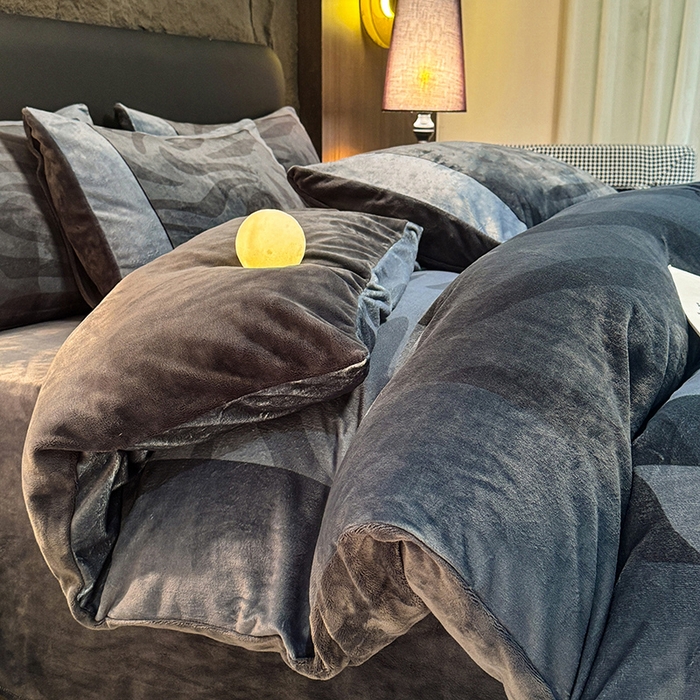 91家纺网 家纺一手货源 找家纺 新方向 2025A类丽丝绒+全消光牛奶绒四件套-奥弗恩-深灰