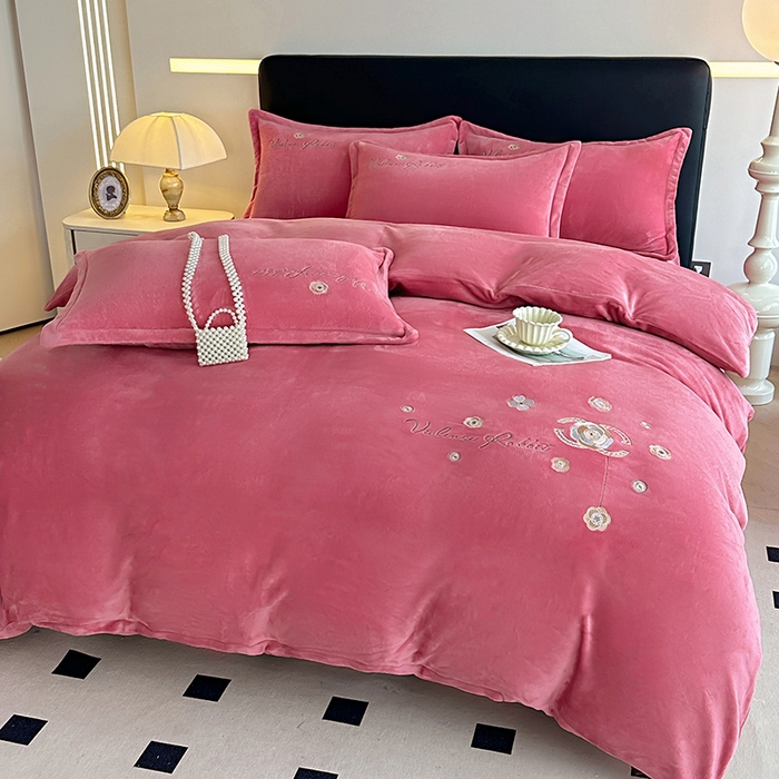 91家纺网 家纺一手货源 找家纺 陌乘坊家纺 2024新款牛奶绒床盖款四件套-香奈 香奈-豆沙色