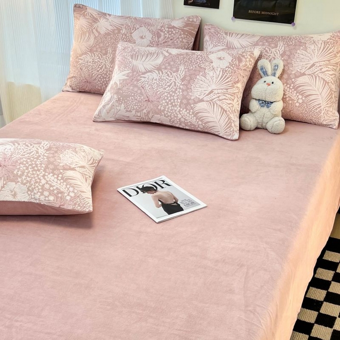 91家纺网 家纺一手货源 找家纺 2024新款原创白色小清新场景雕花牛奶绒单被套四件套 叶语-粉