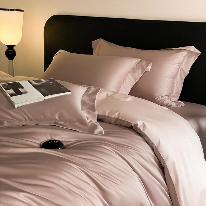 91家纺网 家纺一手货源 找家纺 由丽家纺 2025新款贡缎纯色刺绣双拼隐形双面用四件套 蜜汁粉+米驼