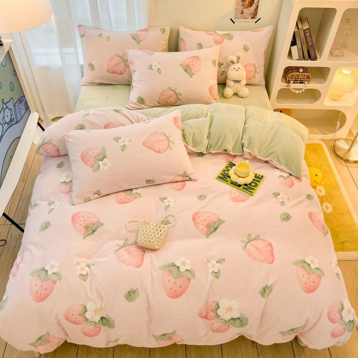 91家纺网 家纺一手货源 找家纺 2024新款原创小清新牛奶绒印花四件套 恋爱草莓