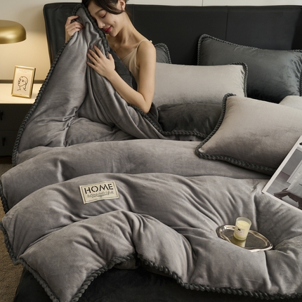 91家纺网 家纺一手货源 找家纺 闲鱼家纺 2025新款高克重牛奶绒四件套水晶绒金貂法莱绒臻绒欧式包边系列（新拍图）-单被套 浅灰