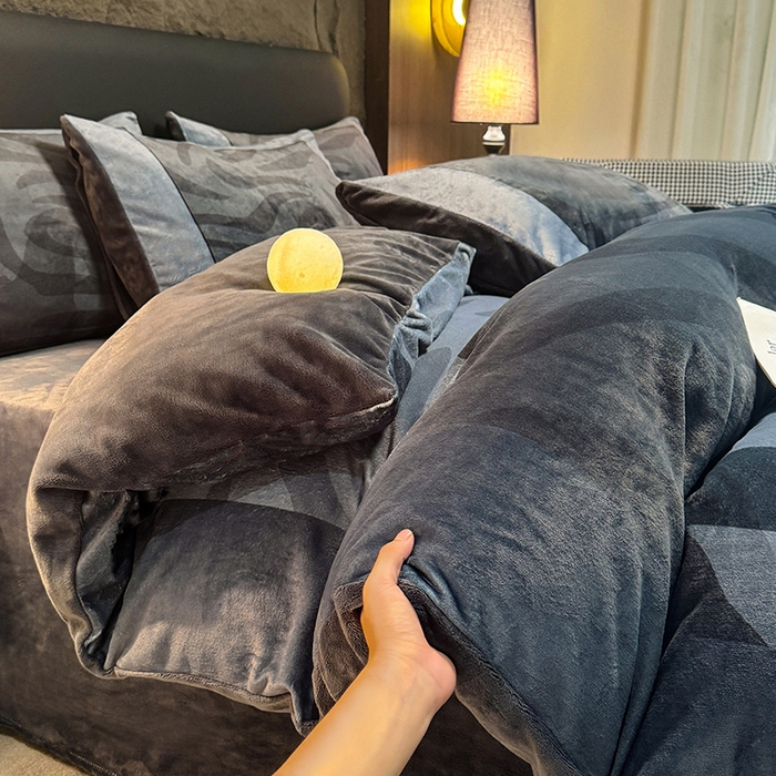 91家纺网 家纺一手货源 找家纺 新方向 2025A类丽丝绒+全消光牛奶绒四件套-奥弗恩-深灰