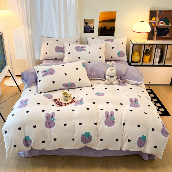 91家纺网 家纺一手货源 找家纺 2024新款原创白色小清新场景牛奶绒单被套 紫色草莓兔