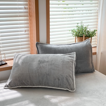 桃子家居 2024新款A类无印ins华夫格提花烂花雕花剪花三角贝壳边工艺加厚牛奶绒枕套 绒华夫格-高级灰