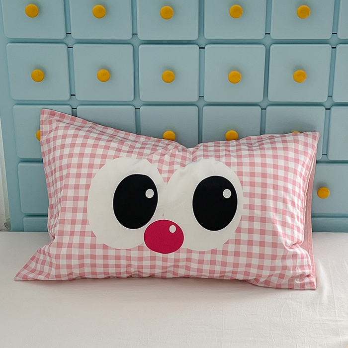 91家纺网 家纺一手货源 找家纺 昔可家纺 2024新款数码印花单品枕套系列-卡通系列 粉格大眼仔