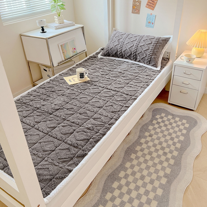 91家纺网 家纺一手货源 找家纺 贝拉梦家纺 2024新款塔肤绒牛奶绒纯色学生宿舍夹棉软床垫子护床垫 古鼎灰