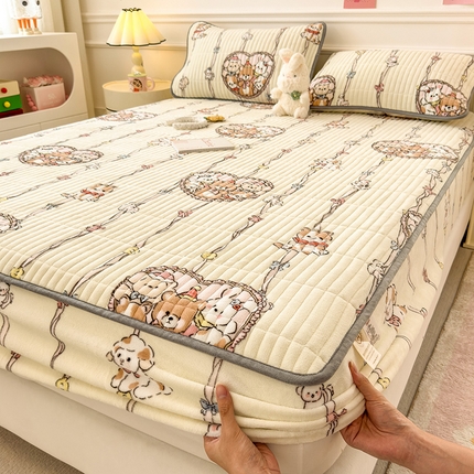 91家纺网 家纺一手货源 找家纺 （总）摩妮卡 2025新款小清新印花牛奶绒夹棉床笠三件套