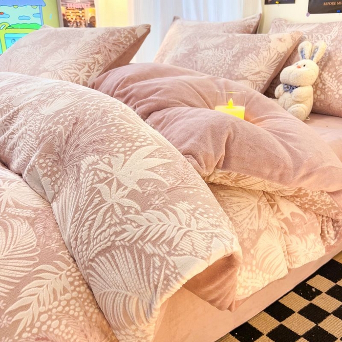 91家纺网 家纺一手货源 找家纺 2024新款原创白色小清新场景雕花牛奶绒单被套四件套 叶语-粉