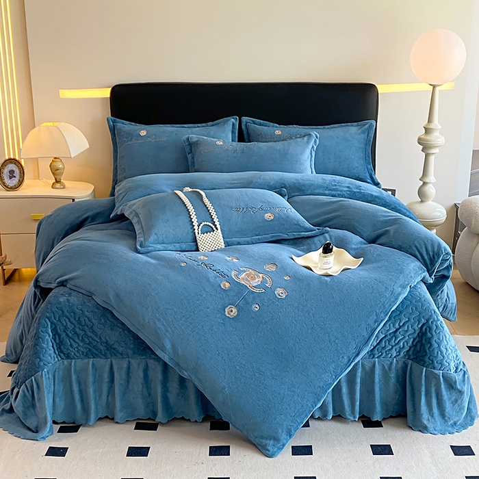 91家纺网 家纺一手货源 找家纺 陌乘坊家纺 2024新款牛奶绒床盖款四件套-香奈 香奈-宾利蓝