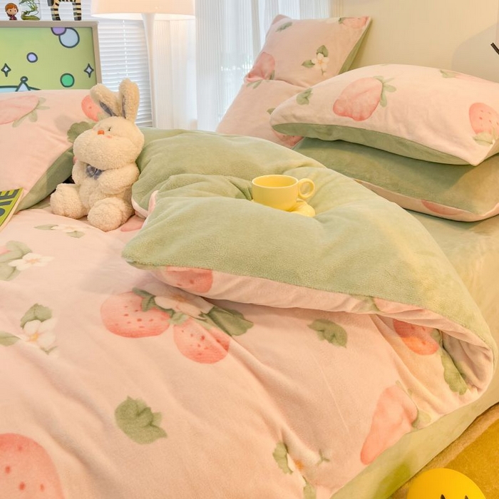 91家纺网 家纺一手货源 找家纺 2024新款原创小清新牛奶绒印花四件套 恋爱草莓