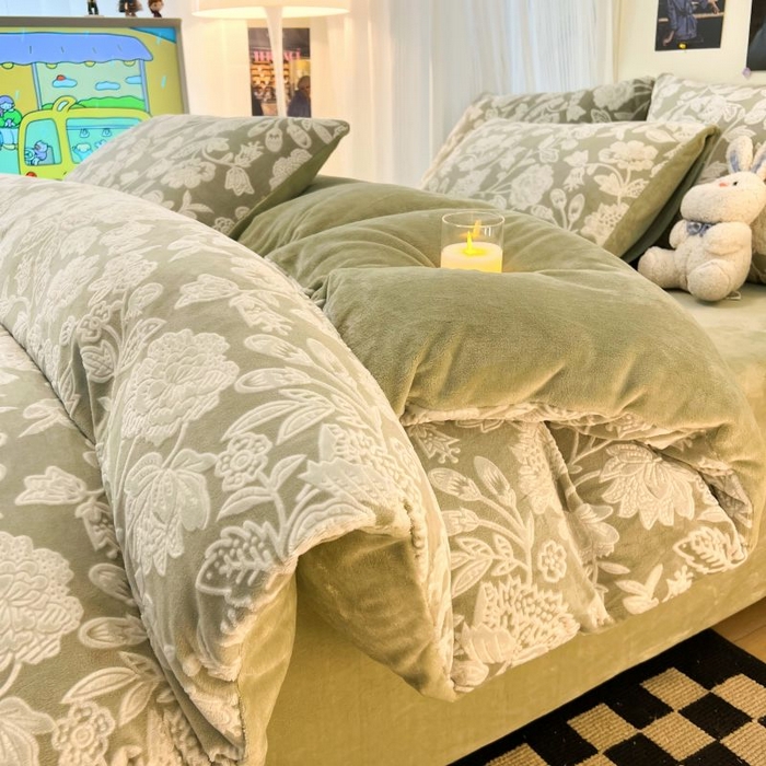 91家纺网 家纺一手货源 找家纺 2024新款原创白色小清新场景雕花牛奶绒单被套四件套 冬日恋歌