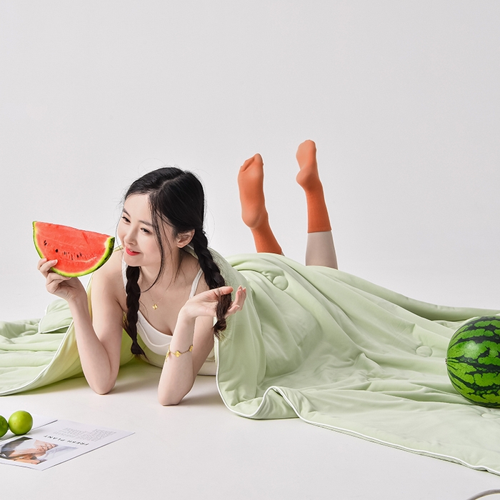 91家纺网 家纺一手货源 找家纺 2024新款凉感丝100%锦纶170克凉感丝冰淇淋A类抗菌夏凉被空调被 牛油果绿