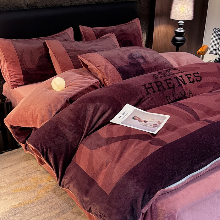 91家纺网 家纺一手货源 找家纺 新方向 2025A类丽丝绒+全消光牛奶绒四件套-奥弗恩-酒红