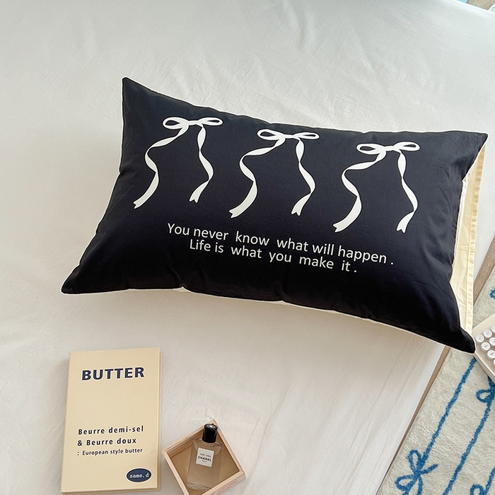 91家纺网 家纺一手货源 找家纺 昔可家纺 2024新款数码印花单品枕套系列-ins风系列 黑色丝带蝴蝶结