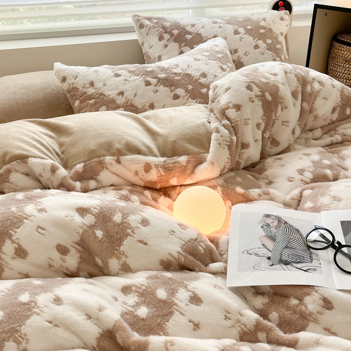 91家纺网 家纺一手货源 找家纺 金爱家 2024新款全消光牛奶绒A类纯色獭兔毛绒立体雕花牛奶绒四件套 兔毛意境咖