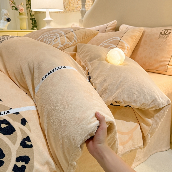 91家纺网 家纺一手货源 找家纺 新方向 2025年 A类全消光牛奶绒四件套-漫步温莎-菠萝黄