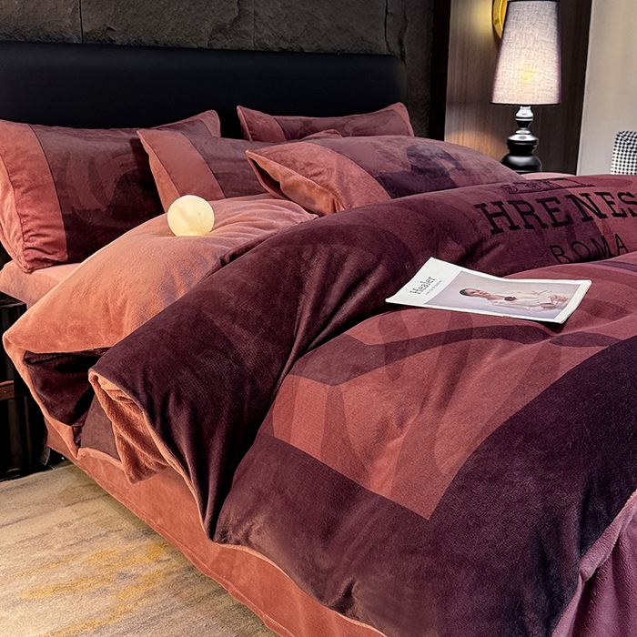 91家纺网 家纺一手货源 找家纺 新方向 2025A类丽丝绒+全消光牛奶绒四件套-奥弗恩-酒红