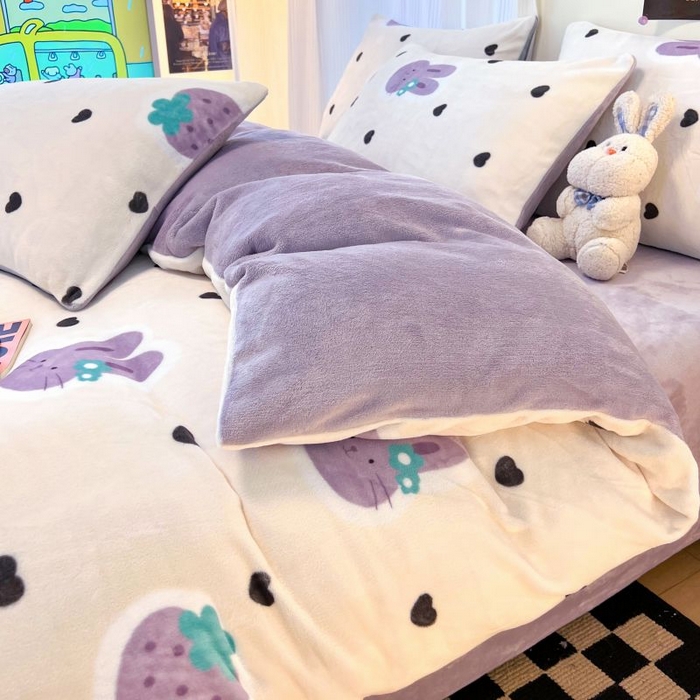 91家纺网 家纺一手货源 找家纺 2024新款原创白色小清新场景牛奶绒单被套 紫色草莓兔