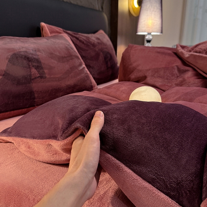 91家纺网 家纺一手货源 找家纺 新方向 2025A类丽丝绒+全消光牛奶绒四件套-奥弗恩-酒红