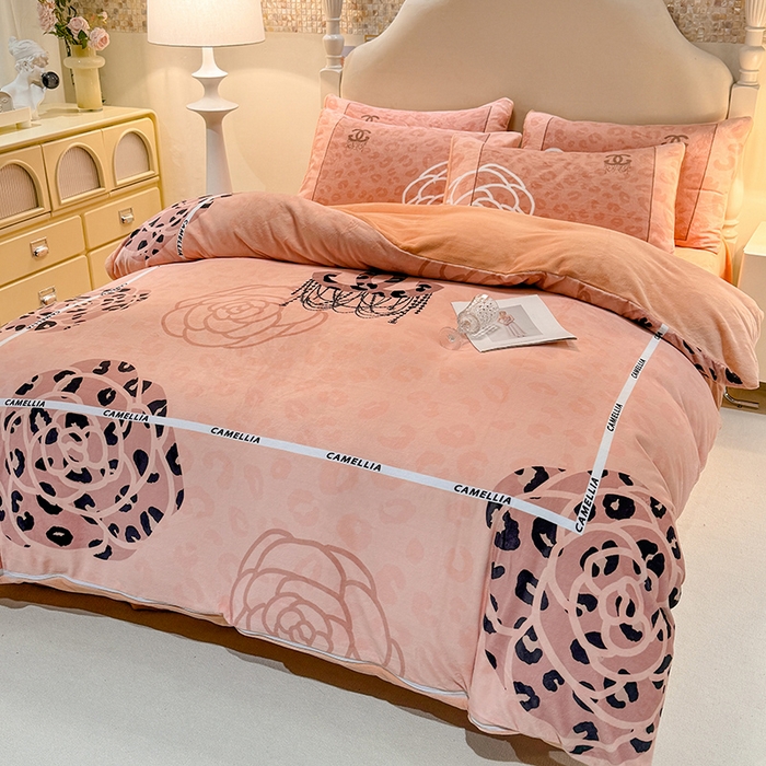 91家纺网 家纺一手货源 找家纺 新方向 2025年 A类全消光牛奶绒四件套-漫步温莎-柔和桃