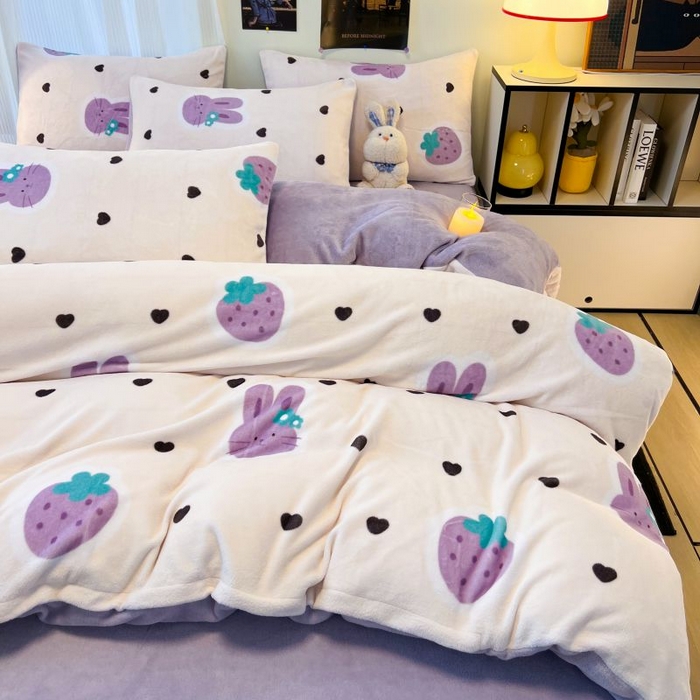 91家纺网 家纺一手货源 找家纺 2024新款原创白色小清新场景牛奶绒单被套 紫色草莓兔