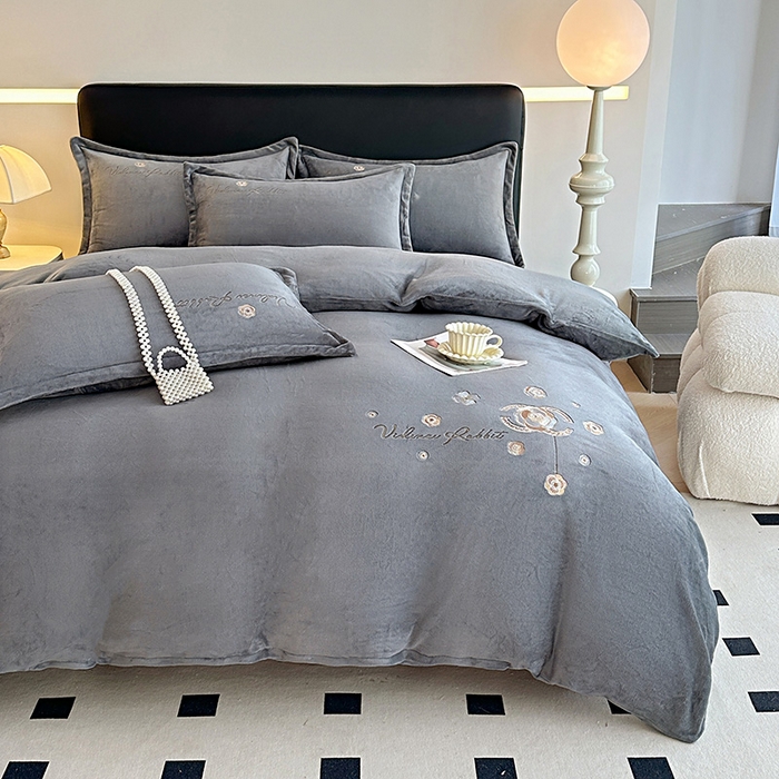 91家纺网 家纺一手货源 找家纺 陌乘坊家纺 2024新款牛奶绒床盖款四件套-香奈 香奈-高级灰