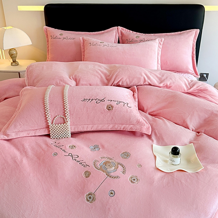 91家纺网 家纺一手货源 找家纺 陌乘坊家纺 2024新款牛奶绒床盖款四件套-香奈 香奈-樱花粉