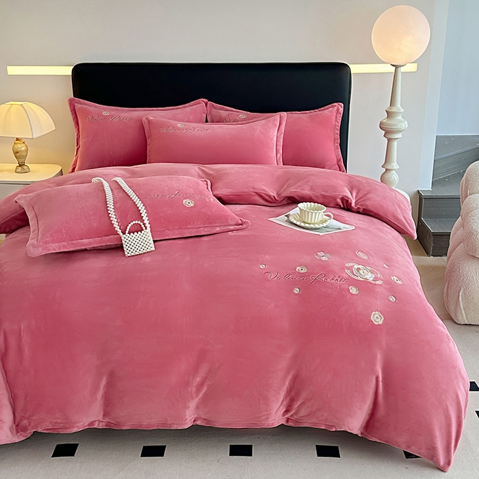 91家纺网 家纺一手货源 找家纺 陌乘坊家纺 2024新款牛奶绒床盖款四件套-香奈 香奈-豆沙色