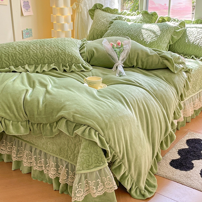 91家纺网 家纺一手货源 找家纺 畅畅家纺 2024新款冬季韩版花边蕾丝牛奶绒床盖四件套 草绿