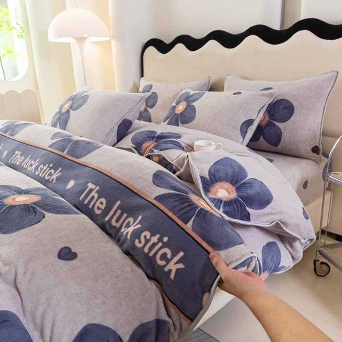 91家纺网 家纺一手货源 找家纺 欧喜璐 2024年新款 8.5-9.5斤加厚牛奶绒金貂绒法莱绒四件套单被套 陌上花开