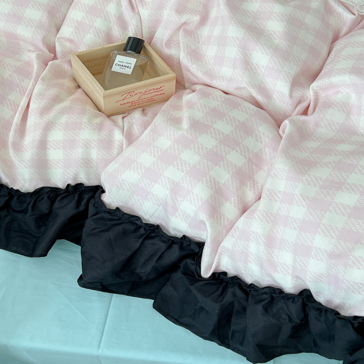 91家纺网 家纺一手货源 找家纺 昔可家纺 2024黑色贴边花边款格子系列四件套 缪缪粉格