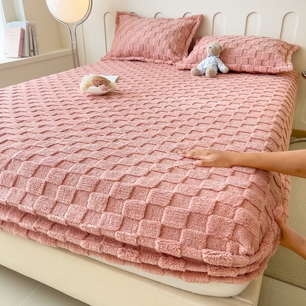 91家纺网 家纺一手货源 找家纺 世纪绒品 2025直播爆款牛奶绒塔芙绒纯色雕花床笠 水立方-豆沙