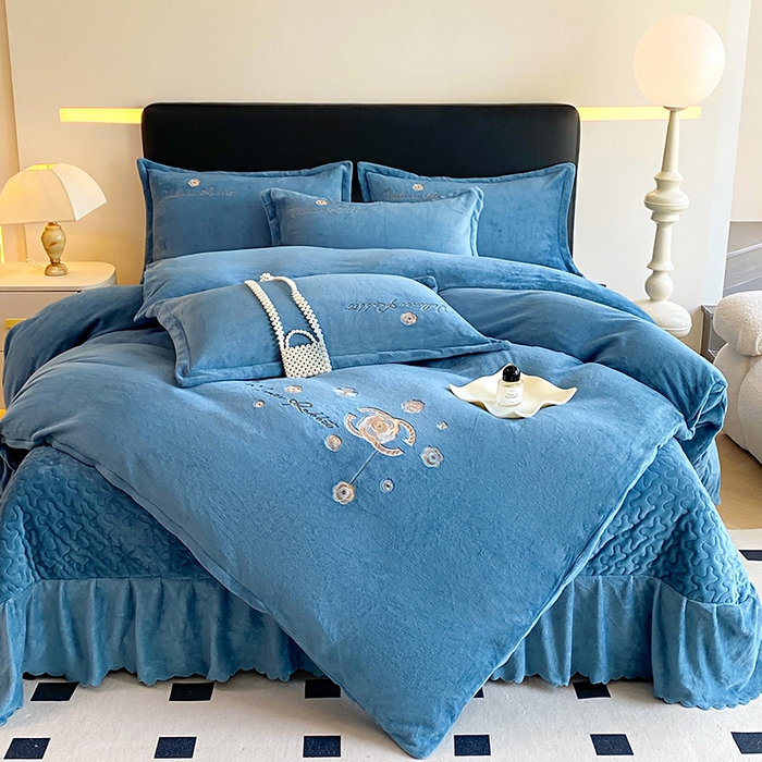 91家纺网 家纺一手货源 找家纺 陌乘坊家纺 2024新款牛奶绒床盖款四件套-香奈 香奈-宾利蓝
