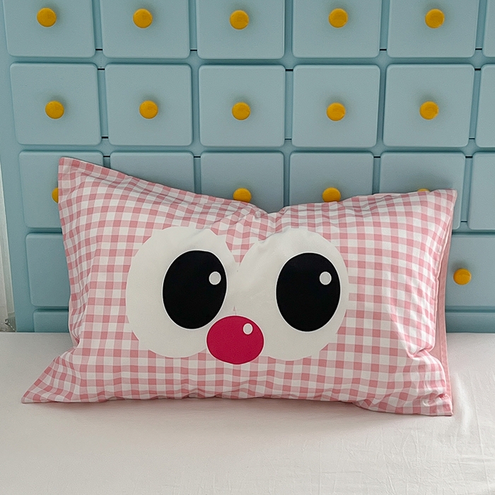 91家纺网 家纺一手货源 找家纺 昔可家纺 2024新款数码印花单品枕套系列-卡通系列 粉格大眼仔