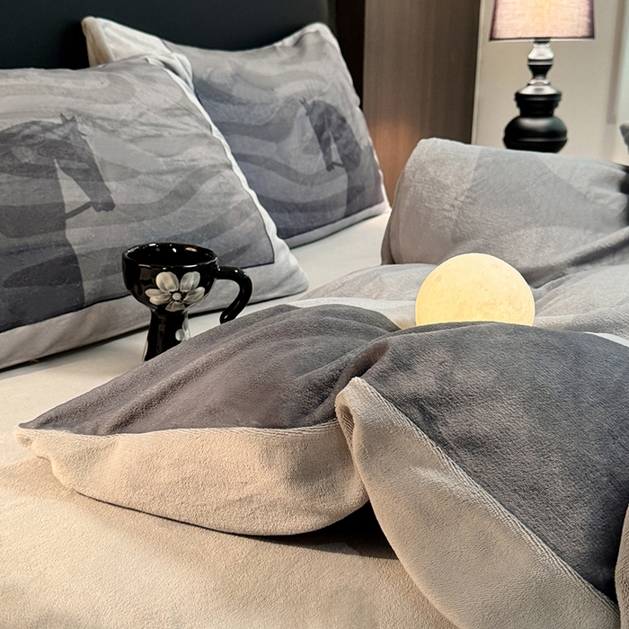 91家纺网 家纺一手货源 找家纺 新方向  2025A类丽丝绒+全消光牛奶绒四件套-奥弗恩-浅灰