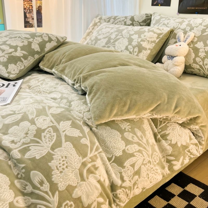 91家纺网 家纺一手货源 找家纺 2024新款原创白色小清新场景雕花牛奶绒单被套四件套 冬日恋歌